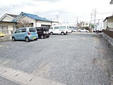 道路６ｍ道路より駐車場を見る